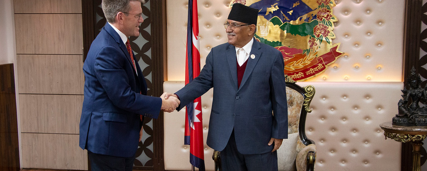 प्रधानमन्त्री प्रचण्डलाई अमेरिकी राजदूतले भेटेर दिए बधाई