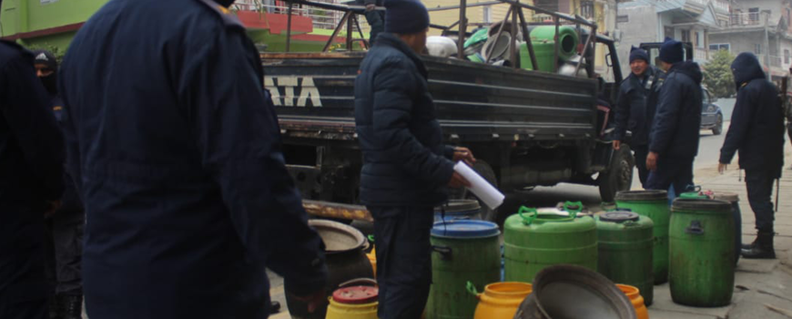 विराटनगरबाट ठूलो मात्रामा अवैध घरेलु मदिरा बरामद