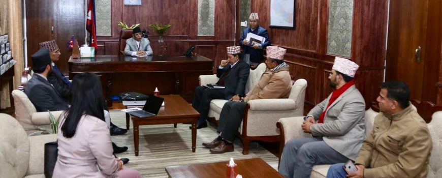 प्रधानमन्त्रीले भेटे कम्बोडियामा ज्यान गुमाएका निराकारका बुबा